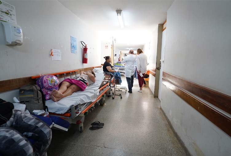 pacientes pelos corredores do hospital de planaltina